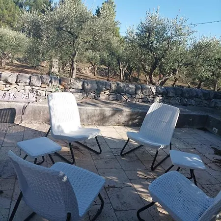 Trulli Al Centro Della Valle D'itria *